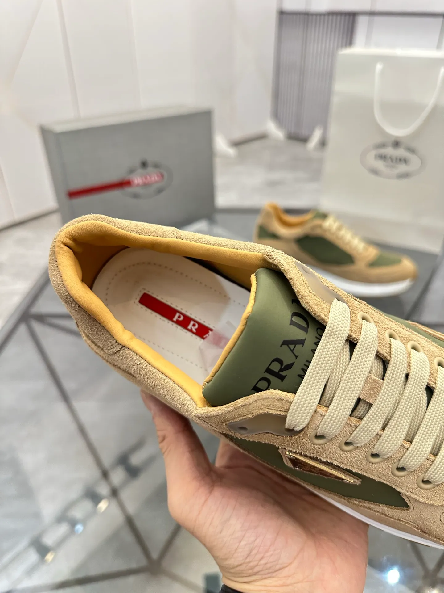 Men's shoes for sale 💰: 💰P580¥ High-end top quality Product trademark: Prada *"Prada*" low-top casual shoes Regular size: 38-45 (can be customized to 46) Product materials: imported upper layer of high mercerized nubuck leather spliced ​​with breathable mesh, water-dyed cowhide lining, cowhide feet, original ultra-light foam outsole. No.: 001